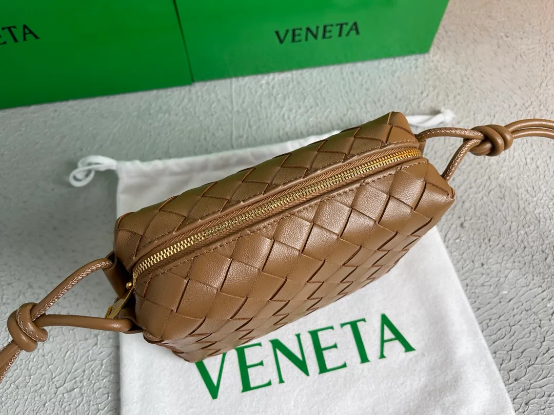 Batch 1160 BOTTEGA VENETA/Bottega 2021 new women's POUCH crossbody bag clutch, lntfecciato woven leather crossbody mini handbag, single internal open pocket, zipper closure, computer embroidered leather shoulder strap can be adjusted in length, model: 9896 Color: caramel Origin: Italy Size: 17*12*8